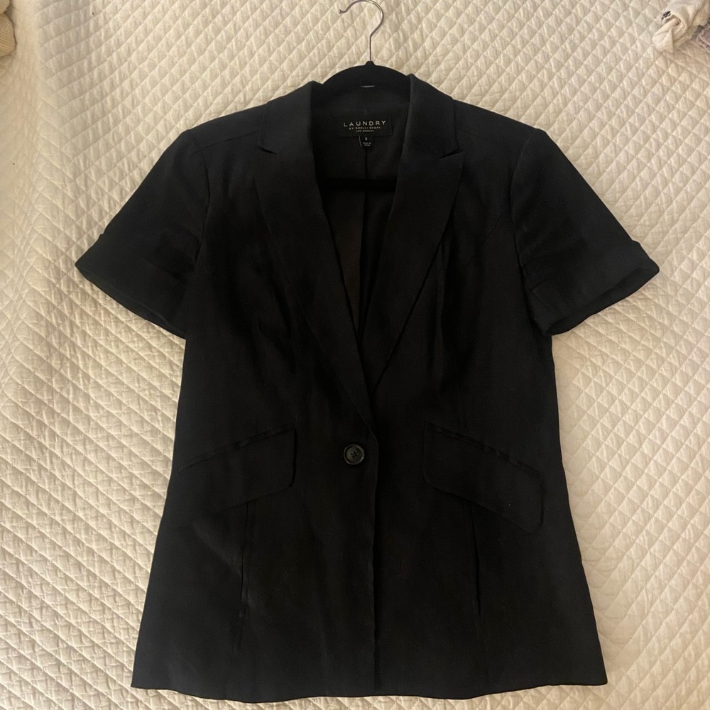Black linen short sleeve one button feminine blazer, great condition!